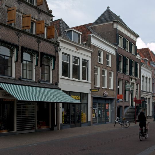 Pand met geverfde lijstgevel en jongere winkelpui