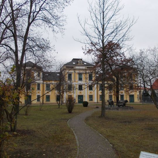 Verwaltungsgebäude und Garten Bahnhofstraße 18