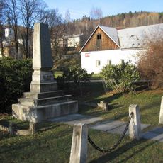 Pomník padlým v obou sv. válkách před obecním úřadem v Karlovicích