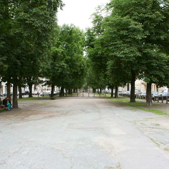 Elisabethstraße; Platzartig aufgeweitete Promenade anstelle der geschleiften Stadtbefestigung, klassizistisch bebaut, mit Doppelallee aus Rosskastanien und Sommer-Linden und mittig angeordnetem Promenadenweg, seitlich davon Rasenstreifen, Straßen u