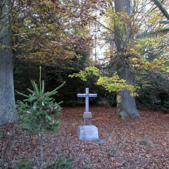 Kříž jihovýchodně od Nebřezin