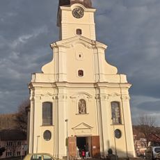 Socha svatého Václava nad hlavním vchodem do kostela v Radnici