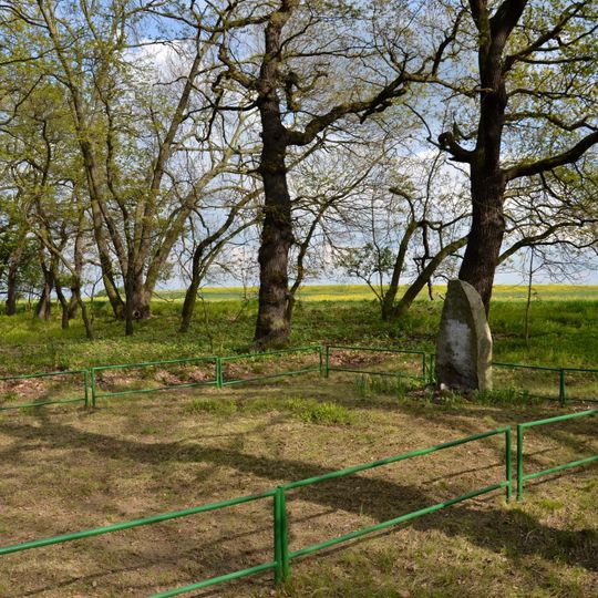 Pomník obětí pochodu smrti v dubnu 1945 v lese u Hořence