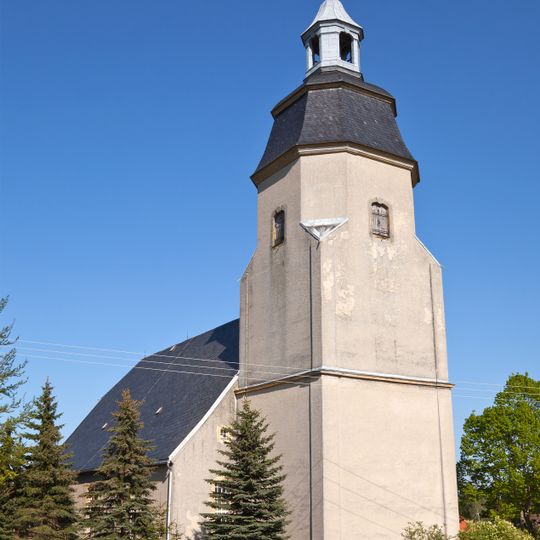 Kirche mit Ausstattung, Kirchhof, Einfriedung mit Torbogen, ein Grabmal und Almosenstein sowie Denkmal für die Gefallenen des Deutsch-Französischen Krieges Hauptstraße 127