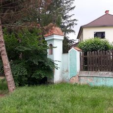 Výklenková kaple v oplocení mateřské školy v Holedči