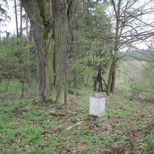 Kříž východně od Kladrub u okraje lesa