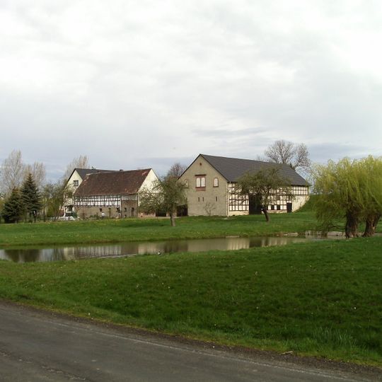 Seitengebäude , Stallgebäude und Scheune eines Vierseithofes Untere Dorfstraße 12