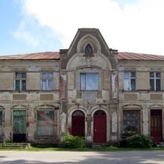 Dzīvojamā ēka ar veikalu