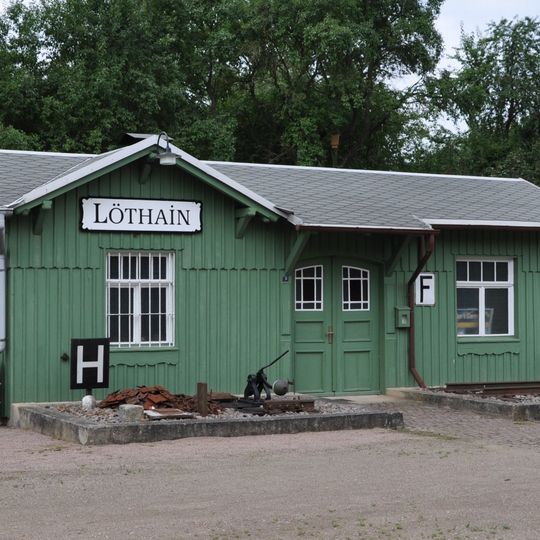 Bahnhofsgebäude mit Laderampe einschließlich Pflasterstraße Bahnhofstraße 15