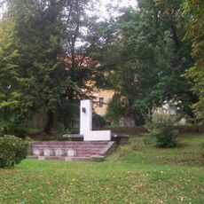 Biskupský kaštieľ, pomník