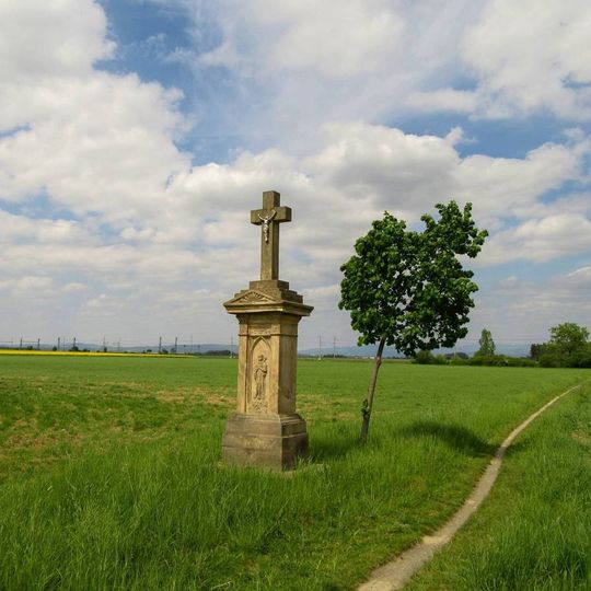 Kříž ve Třech Dvorech na okraji vesnice