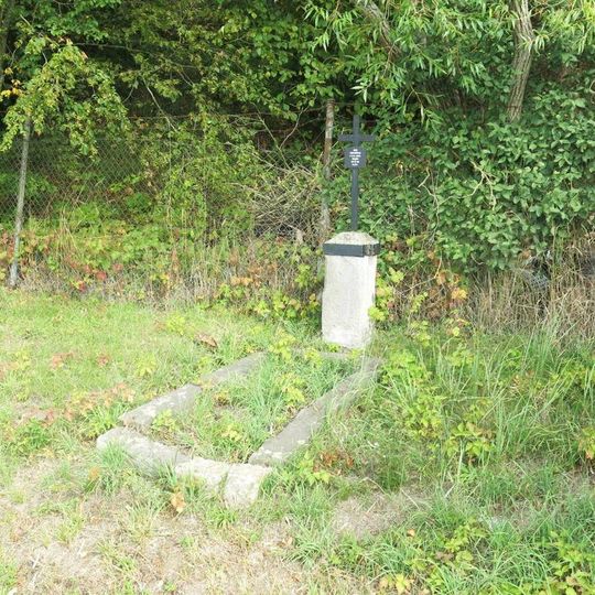 Pomník padlému ve válce 1866 u silnice východně od Kláštera Hradiště nad Jizerou