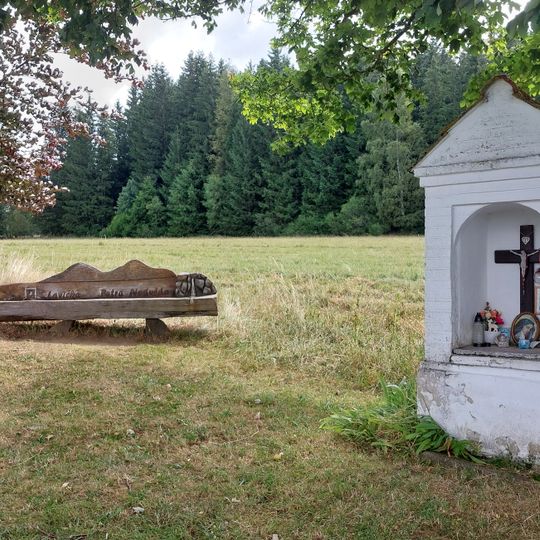 Kaplička jižně od vsi