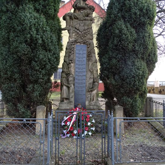 Pomník padlým u obecního úřadu v Tachlovicích