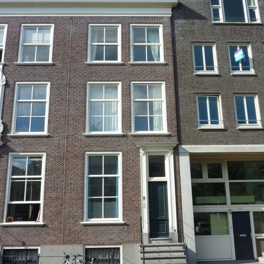 Pand met Lodewijk XIV gevel met rechte kroonlijst