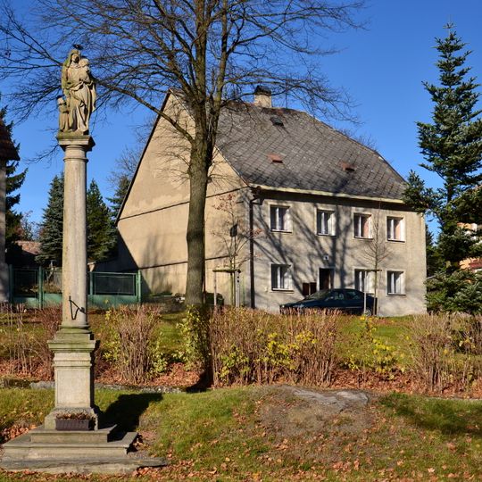 Sloup se sochou svaté Anny Samétřetí