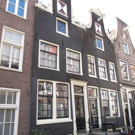 Pand met halsgevel, verwant met het 'doorboordebloem-type'