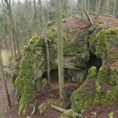 Dolomitfels mit Höhle Steinkirche (D80) E von Leienfels