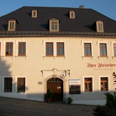 Wohnhaus in offener Bebauung und in Ecklage, mit seitlichem Torbogen Obere Zobelgasse 2