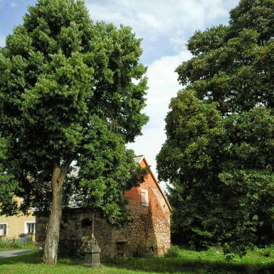 Kříž v Zádubu před kovárnou