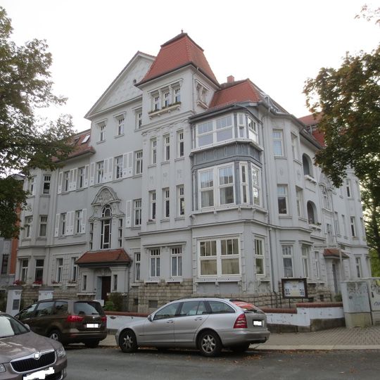 Mietshaus in Ecklage mit Vorgarten und Einfriedungsmauer Albrechtstraße 26