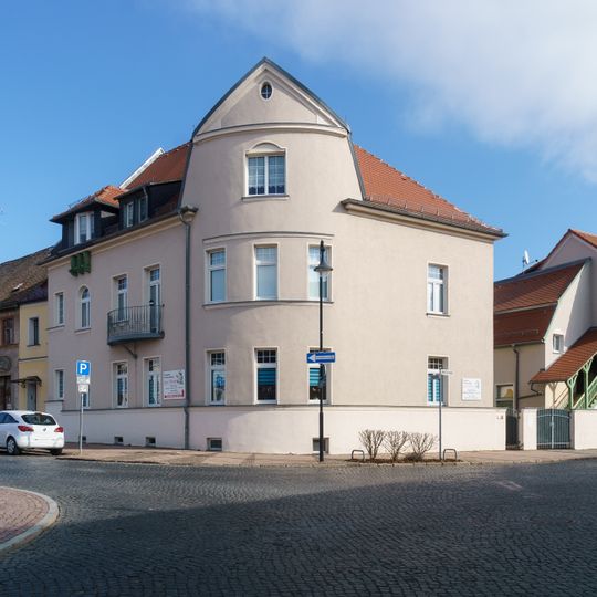 Wohnhaus in halboffener Bebauung und in Ecklage, mit Nebengebäude im Hof und Einfriedung Marktstraße 1