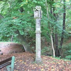 Boží muka u rybníčku za kostelem Nanebevzetí v Mašťově