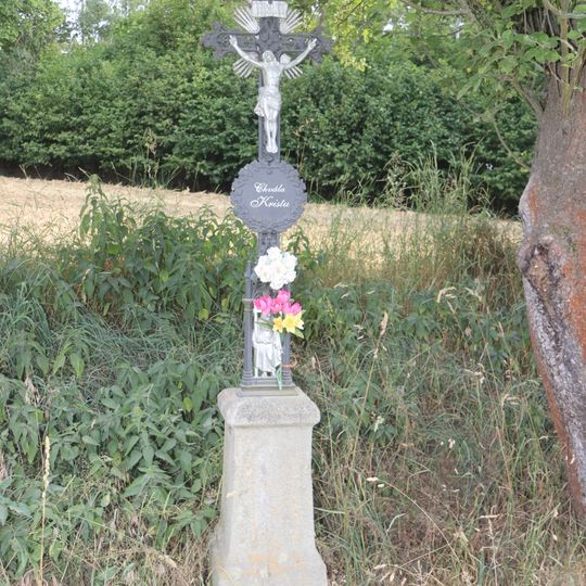 Kříž u cesty západně od Račerovic