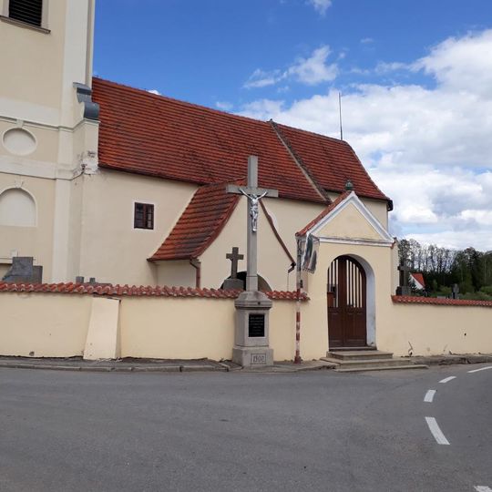 Kříž u kostela v Dolních Slověnicích