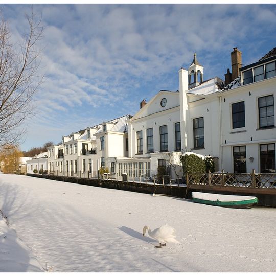 Raadhuis met tympanon over de gehele voorgevel