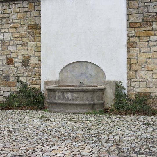 Malá kašna na terase nad kostelem svatého Michala v zahradě Kinských