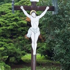 Kříž v Dobříkově u dřevěného kostelíku Všech svatých