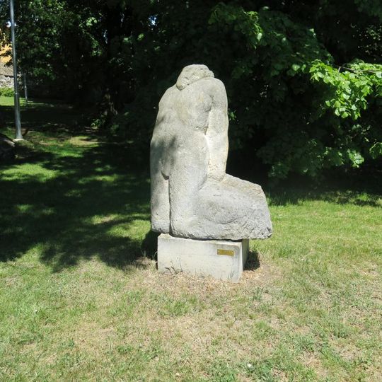 Kamenná plastika Muž s bolestí v parku v Radonicích