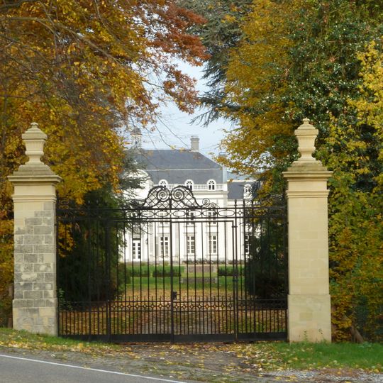 Vliek Castle: pillars and gate driveway