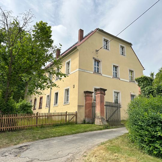 Pfarrhof mit Pfarrhaus, Scheune, Toranlage, Hofpflasterung und Resten der Ummauerung Gnandsteiner Hauptstraße 1